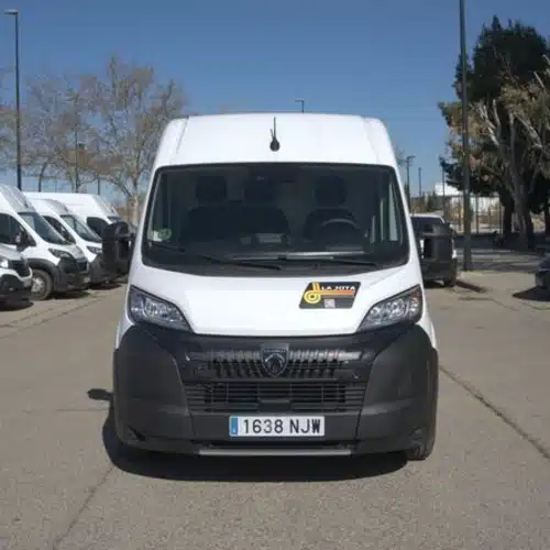 Foto frontal de la furgoneta Peugeot Boxer L4H2 en alquiler