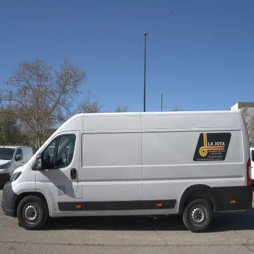 Foto lateral de la furgoneta Peugeot Boxer L4H2 en alquiler