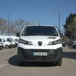 Foto frontal de la furgoneta mediana de alquiler Peugeot Expert