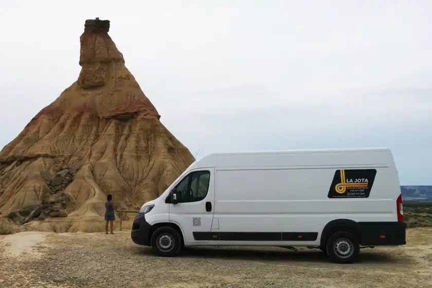 Bardenas Reales Furgoneta de la Jota en las Bardenas Reales